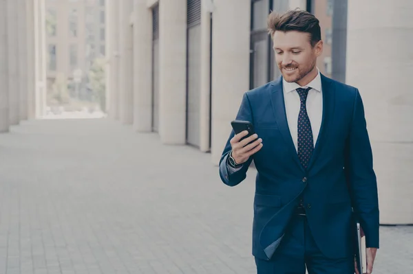Jovem Sorrindo Bem Sucedido Executivo Ceo Masculino Olhando Para Smartphone — Fotografia de Stock