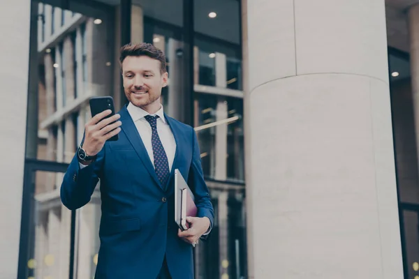 Jovem Empresário Bonito Positivo Roupas Elegantes Usando Telefone Celular Sms — Fotografia de Stock