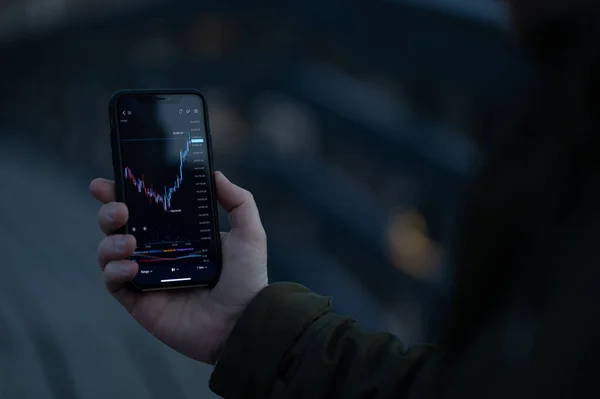 Άντρας Επενδυτής Χρησιμοποιώντας Χρηματιστηριακή Εφαρμογή Στο Smartphone Έμπορος Αναλύοντας Δυναμική — Φωτογραφία Αρχείου