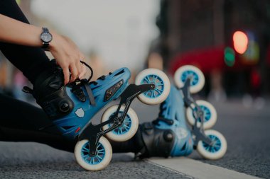 Tanımlanamayan bir kadının görüntüsü paten kayarak dışarıda asfaltta bulanık arka planda poz veriyor. Bilinmeyen kişi paten giyer, boş zamanını yeni ürünler almaya harcar.