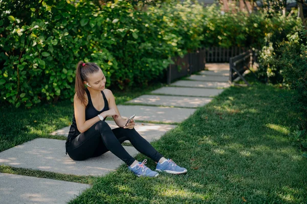 Sporty Female Blogger Talks Followers Online Talks Healthy Lifestyle Fitness — Photo