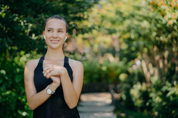 Horizontale Shot Van Actieve Sportieve Vrouw Met Donker Haar Gezonde — Stockfoto