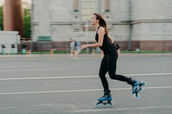Summer Rollerblading Fitness Concept Fit Young Dark Haired Woman Fond — Zdjęcie stockowe