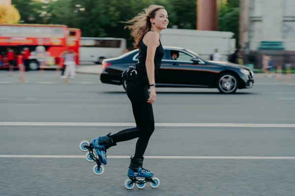 Rollerblading Konzept Aktiv Fitte Junge Frau Fährt Auf Schlittschuhen Entlang — Stockfoto