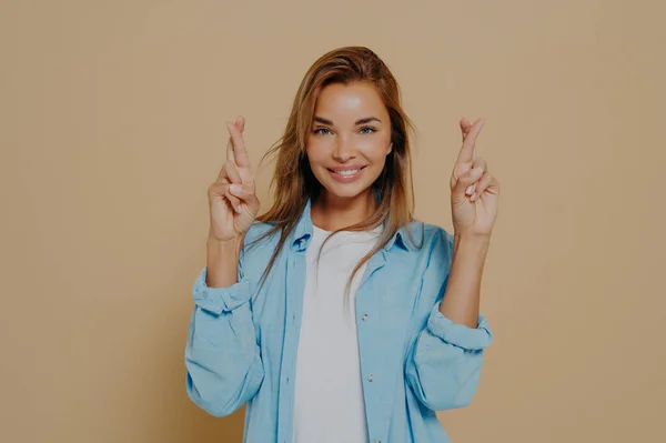 Jovem Supersticiosa Positiva Com Belo Sorriso Segurando Dedos Cruzados Fazendo — Fotografia de Stock