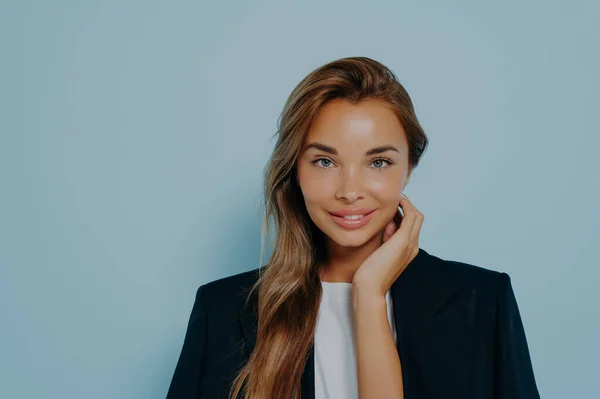 Attraktive Junge Geschäftsfrau Die Mit Sanftem Lächeln Und Gesunder Sauberer — Stockfoto