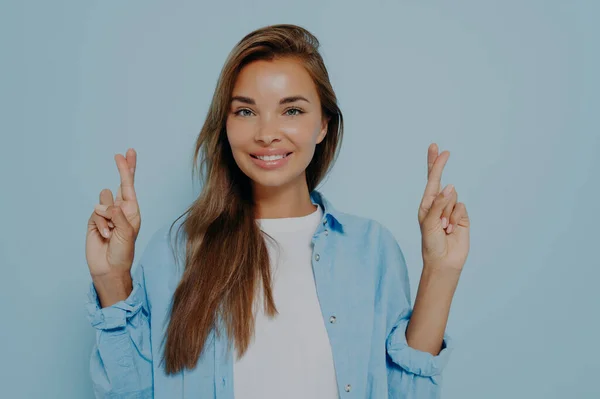 Glada Kvinna Casual Kläder Pekar Upp Långfingrar Ber Lycka Önskemål — Stockfoto