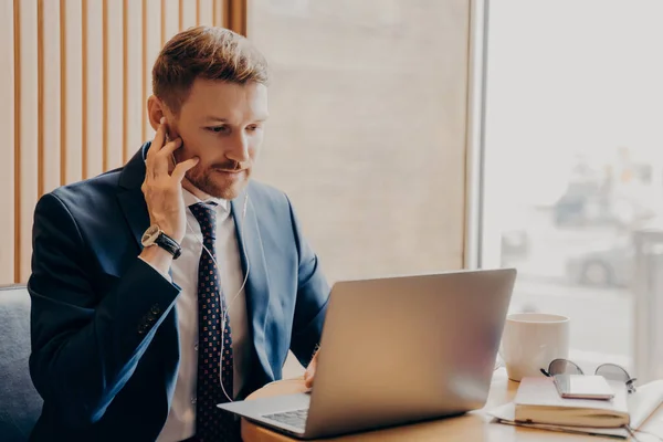 Contador Finanzas Masculino Ocupado Con Auriculares Vestidos Con Traje Azul — Foto de Stock