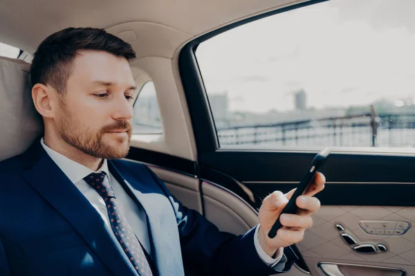 Homme Barbu Investisseur Costume Bleu Vérifier Les Messages Téléphoniques Les — Photo