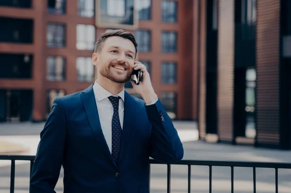 Boldog Férfi Irodai Dolgozó Kék Öltönyben Telefonon Beszél Kollégájával Vagy — Stock Fotó