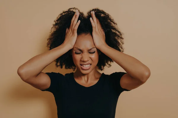 Chockad Panik Afroamerikansk Flicka Klädd Svart Shirt Håller Händerna Huvudet — Stockfoto