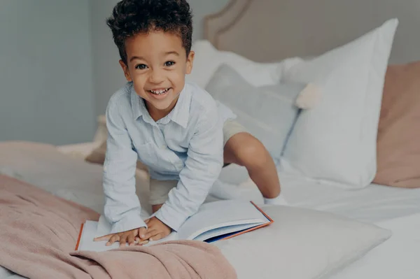 Гарне Фото Маленького Афро Американця Який Посміхається Дитині Світло Блакитній — стокове фото