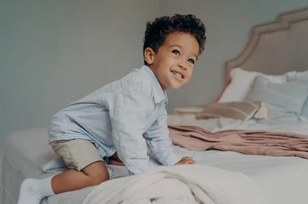 Lindo Niño Raza Mixta Sonriente Con Pelo Rizado Negro Trata — Foto de Stock