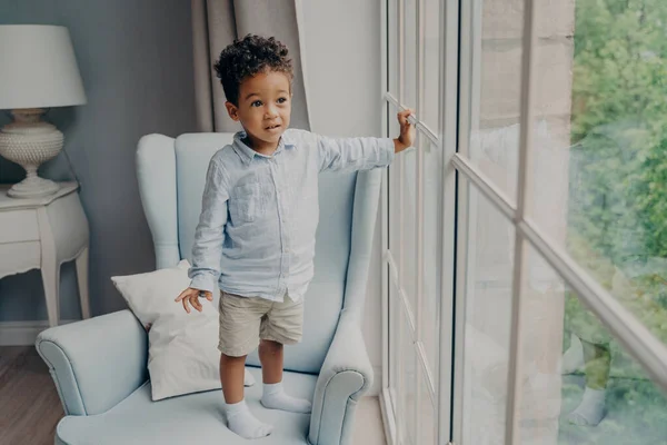 Longitud Completa Pequeño Niño Afro Americano Curioso Dulce Niño Ropa — Foto de Stock