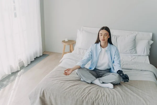 Розслаблена Жінка Сидить Ліжку Положенні Лотоса Робить Мудра Жест Біонічною — стокове фото