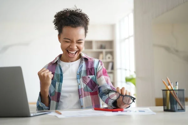 Emocionado Chica Afroamericana Feliz Escuela Secundaria Celebrando Victoria Recibió Correo — Foto de Stock