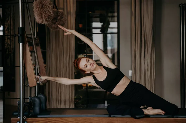 Belle Rousse Femme Pilates Entraîneur Exercice Étirement Sur Pilates Cadillac — Photo