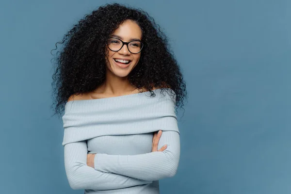 Étudiante Joyeuse Une Humeur Parfaite Les Cheveux Bouclés Touffus Les — Photo