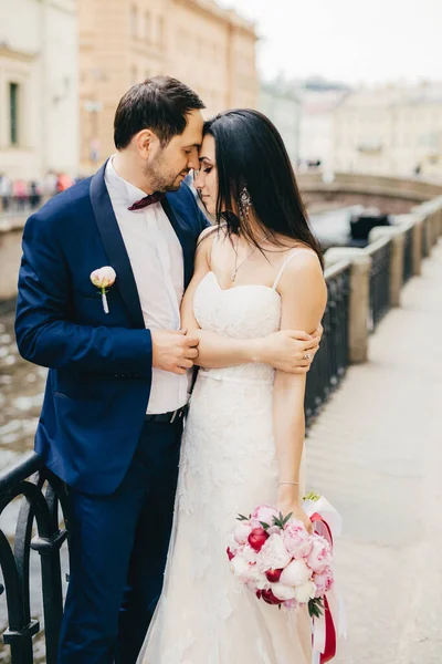 Ein Romantisches Paar Steht Auf Einer Brücke Dicht Beieinander Schaut — Stockfoto
