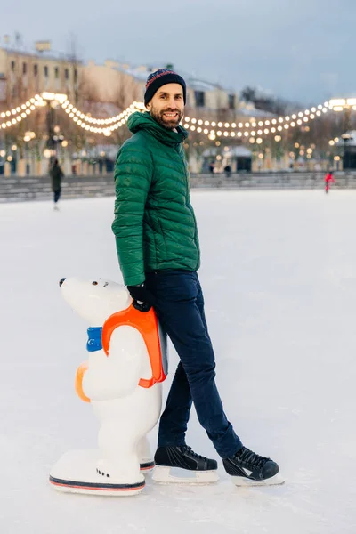 Portrait Cheerful Bearded Male Stands Skate Aid Going Skate First — Stock Photo, Image