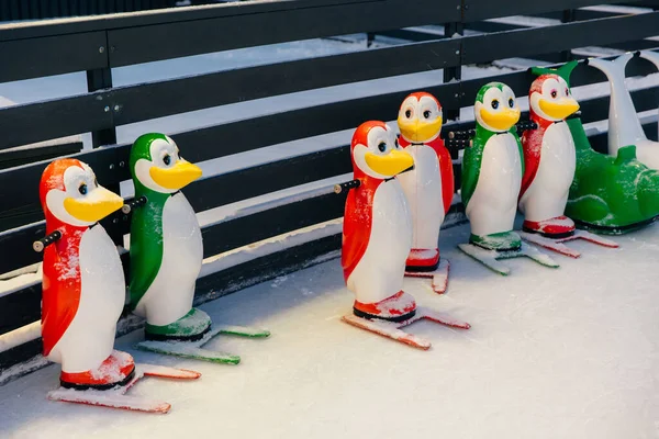 Shot Van Kleurrijke Figuren Vorm Van Pinguïns Die Nodig Zijn — Stockfoto