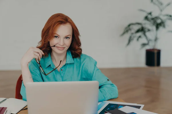 Beautiful Happy Busy Female Freelance Worker Ginger Hair Works Online — Stock Photo, Image