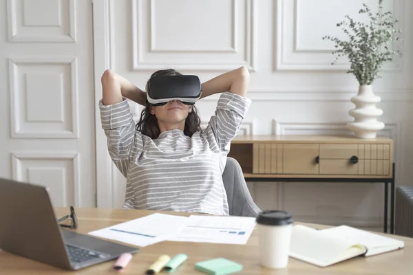 Joven Alegre Mujer Relajada Trabajadora Oficina Gafas Realidad Virtual Lugar — Foto de Stock