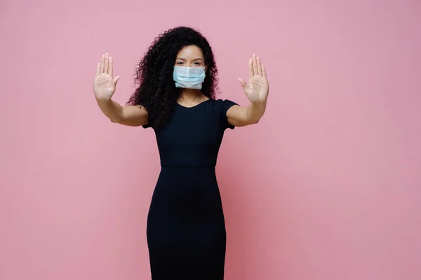 Imagen Una Mujer Afroamericana Seria Que Tira Las Palmas Las — Foto de Stock