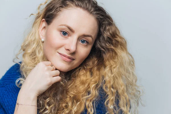 Headshot Adorable Modelo Femenino Ojos Azules Con Pelo Rizado Ojos — Foto de Stock