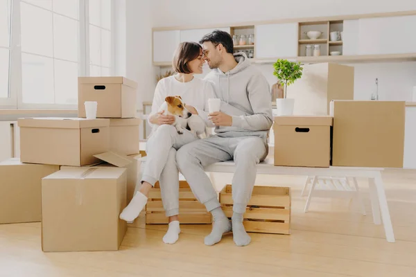 Verhuizen Naar Een Nieuw Huis Familie Tijd Concept Verliefd Stel — Stockfoto