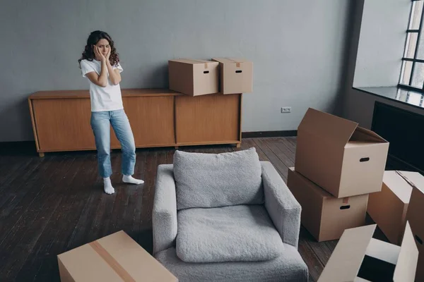 Inquilino Mujer Frustrado Pie Rodeado Cajas Cartón Día Movimiento Inquilina — Foto de Stock