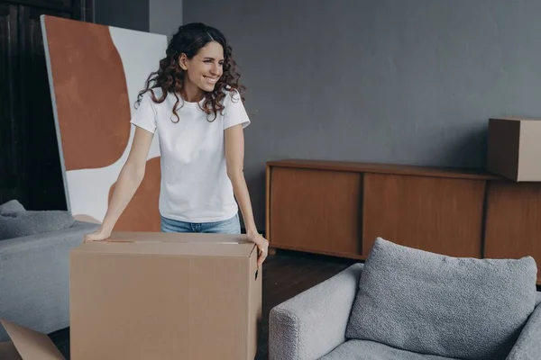 Yeni Evine Bakan Mutlu Genç Spanyol Kız Elinde Karton Kutuyla — Stok fotoğraf