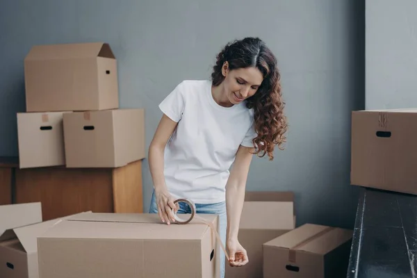 Mujer Hispana Empacando Mercancías Caja Cartón Usando Escocés Adhesivo Interiores — Foto de Stock