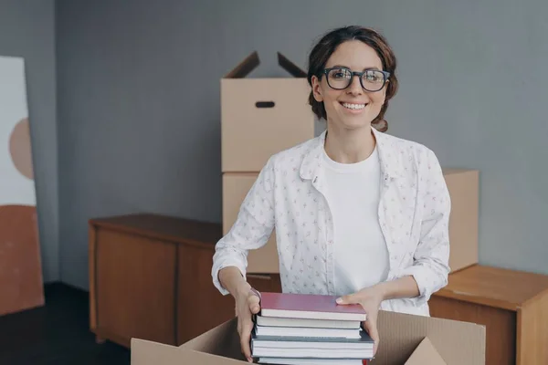 Gülümseyen Kadın Eşyalarını Kartonda Paketliyor Mutlu Spanyol Kadın Ofis Çalışanı — Stok fotoğraf