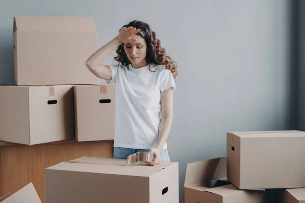 Karton Kutuları Eşyalarla Doldurmaktan Yorgun Bir Kadın Yapışkan Bant Kullanıyor — Stok fotoğraf