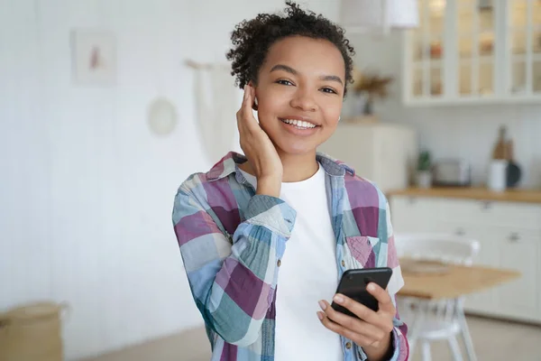 Glad Tonåring Afro Flicka Njuter Musik Trådlösa Hörlurar Wifi Musikpodcast — Stockfoto