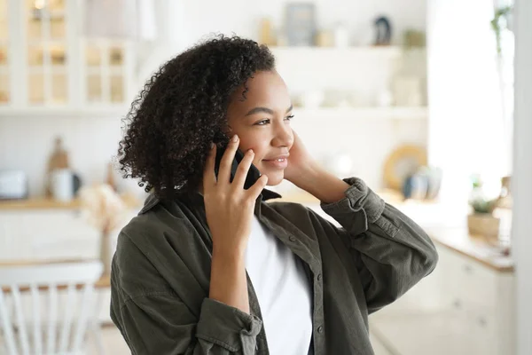 Curly Afro Flicka Har Telefonsamtal Hemma Köket Och Lyssnar Vän — Stockfoto