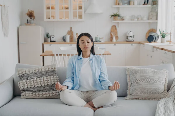 Жінка Яка Практикує Йогу Медитацію Тримає Руки Жесті Мудра Сидячи — стокове фото