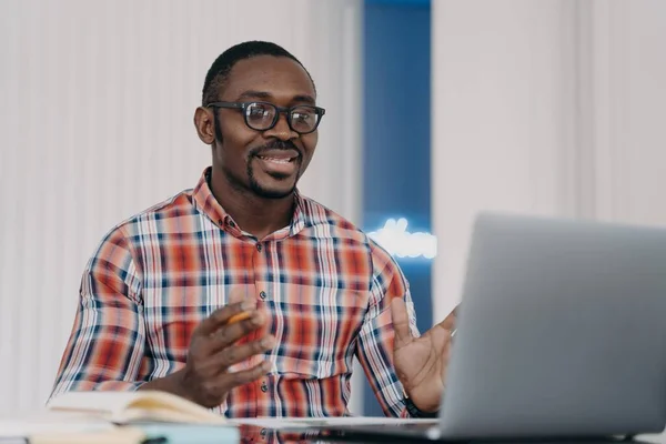 Uśmiechnięty Afrykanin Czytający Maile Wiadomościami Pracującymi Laptopie Wyciągający Ręce Czarny — Zdjęcie stockowe