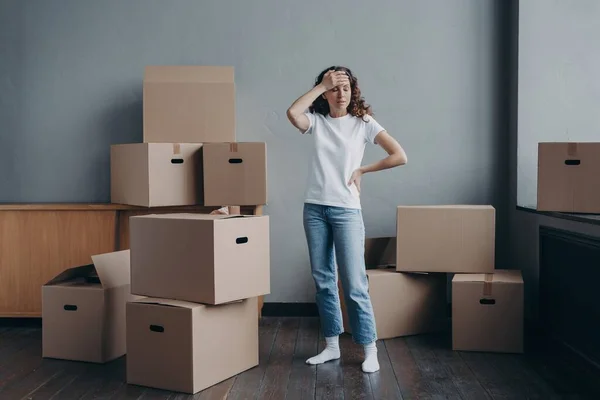 Mujer Molesta Cansada Sosteniendo Cabeza Pie Una Habitación Vacía Cerca — Foto de Stock