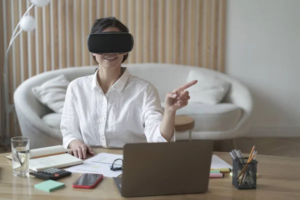 Trabajadora Oficina Con Auriculares Gafas Realidad Virtual Tocando Objetos Ciberespacio — Foto de Stock