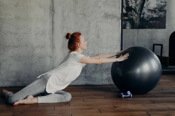 Fitness Ginnastica Concetto Giovane Donna Atletica Allegra Con Capelli Rossi — Foto Stock