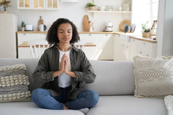 Niña Biracial Practicando Yoga Haciendo Ejercicio Padmasana Casa Tranquila Mujer — Foto de Stock