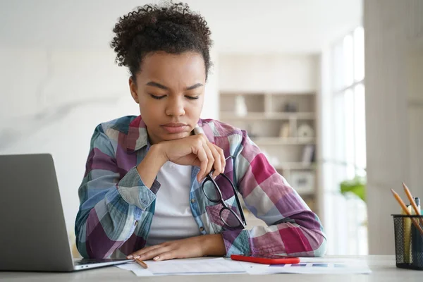 Colegiala Biracial Enfocada Que Estudia Escritorio Con Computadora Portátil Preparándose — Foto de Stock