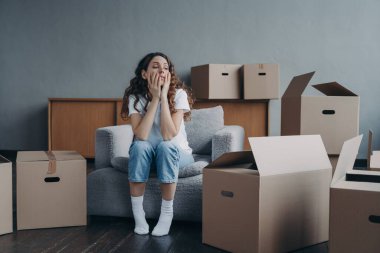 Taşındığı gün karton kutuların yanında oturan yorgun genç bir kadın eşyalarını toplarken mola veriyor. Üzgün, boşanmış bir kadın kiralık eve taşınmaya başlıyor. Tahliye konsepti.