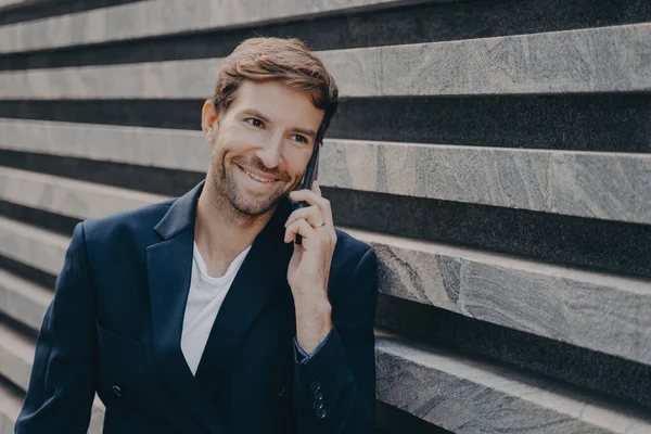 Bonito Homem Sorridente Blazer Elegante Shirt Branca Falando Smartphone Fora — Fotografia de Stock