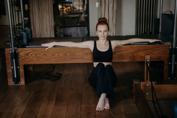 Jeune Belle Rousse Femme Repos Relaxant Après Entraînement Pilates Sentant — Photo