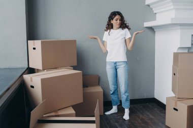 Kiralık dairede duran mukavva kutularla kafası karışmış İspanyol kadın kiracının taşınma sorunu var. Yorgun kız nasıl çabucak taşınacağını bilmiyor. Zor bir gün, tahliye..