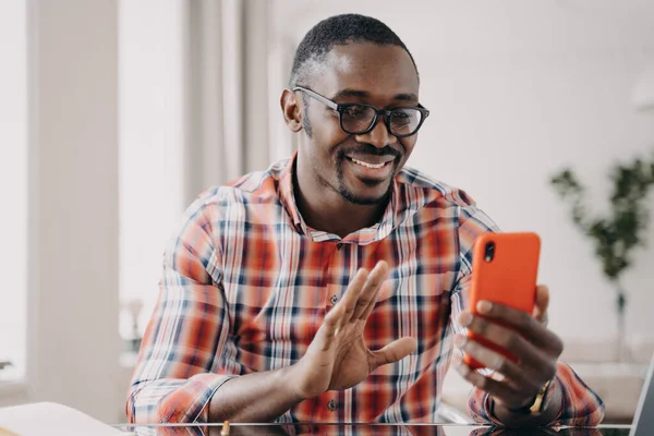 Lächelnder Afrikanischer Amerikaner Macht Begrüßungsgeste Winkt Mit Der Hand Hält — Stockfoto