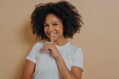 Neşeli gülümseyen afro kız 